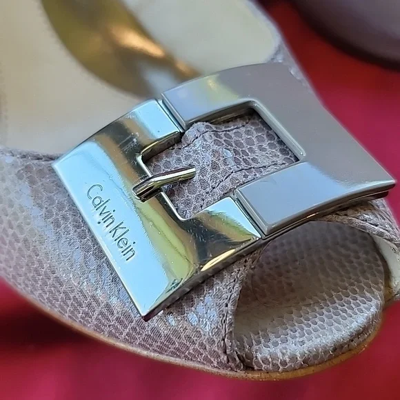 CALVIN KLEIN sz8.5 SUE Neutral Wedge pump peeptoe patent w snake detail - Picture 3 of 11